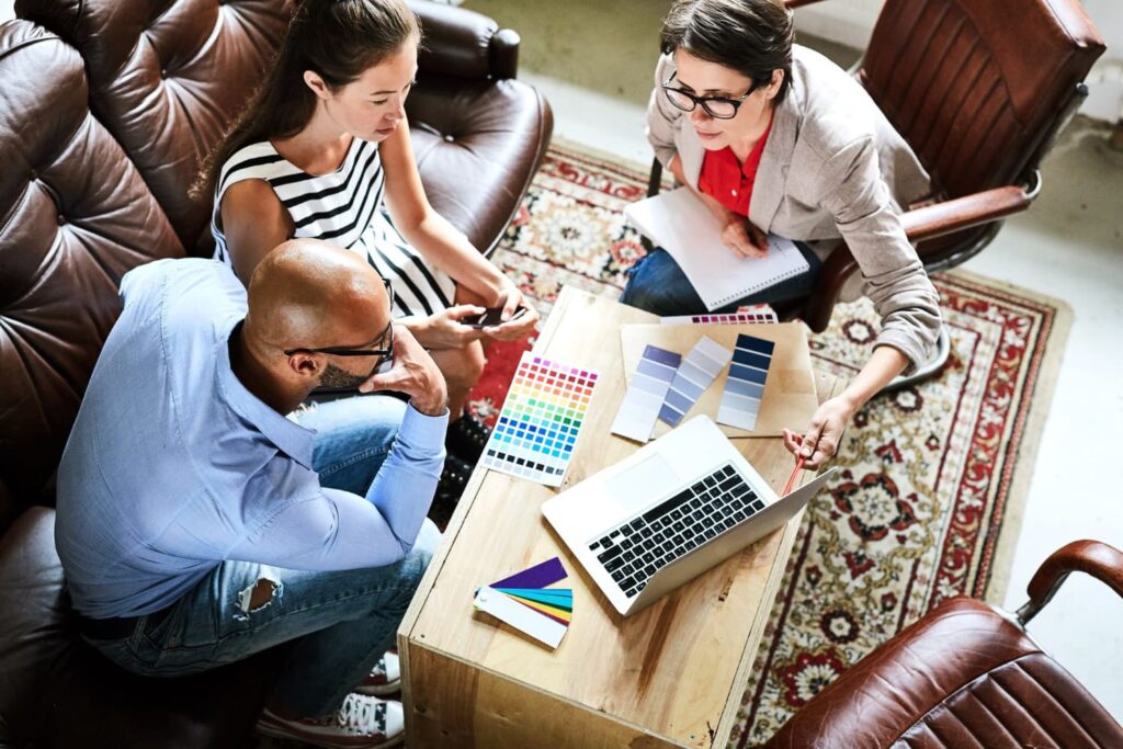 Designer e empresários sentados em uma mesa