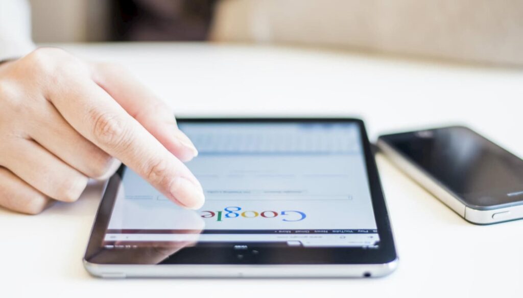 Pessoa acessando o Google através de um tablet para fazer seu cadastro no Google Meu Negócio.