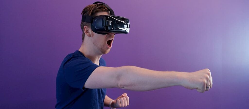 Pessoa usando um óculos e realidade virtual.