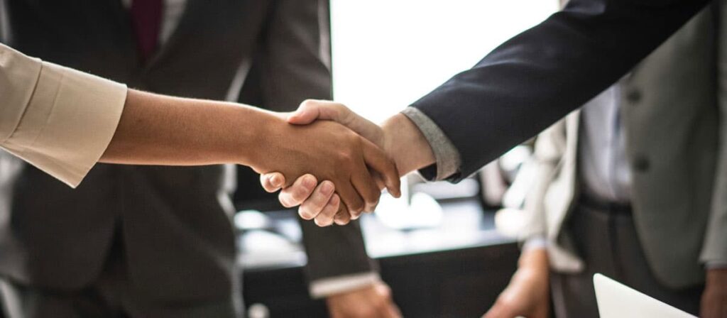 Duas pessoas apertando as mãos. Após uma reunião sobre prospecção de clientes.