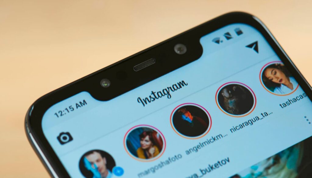 Celular com aplicativo instagram aberto.