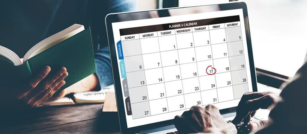 Pessoa mexendo em um notebook, especificamente em um calendário.