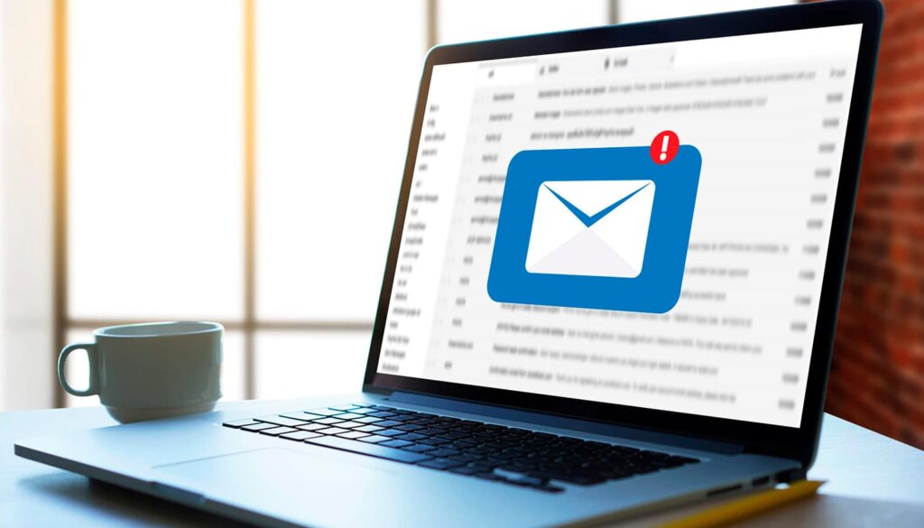 Notebook com a caixa de emails aberto.