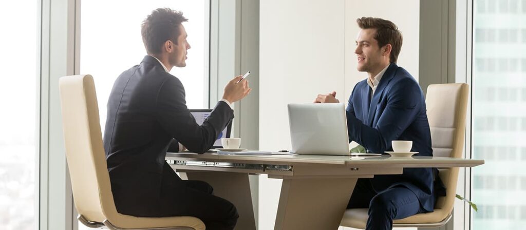 Conversa entre dois homens sobre Storytelling.