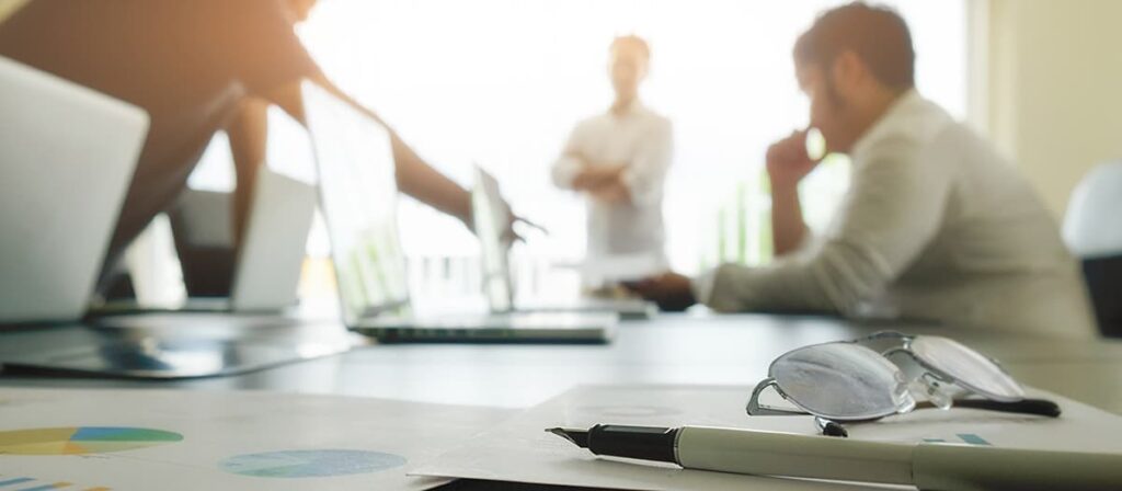 Mesa de reunião com várias pessoas.