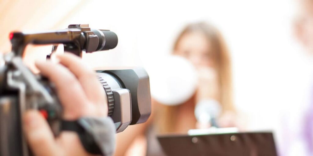 Pessoa filmando outra pessoa.