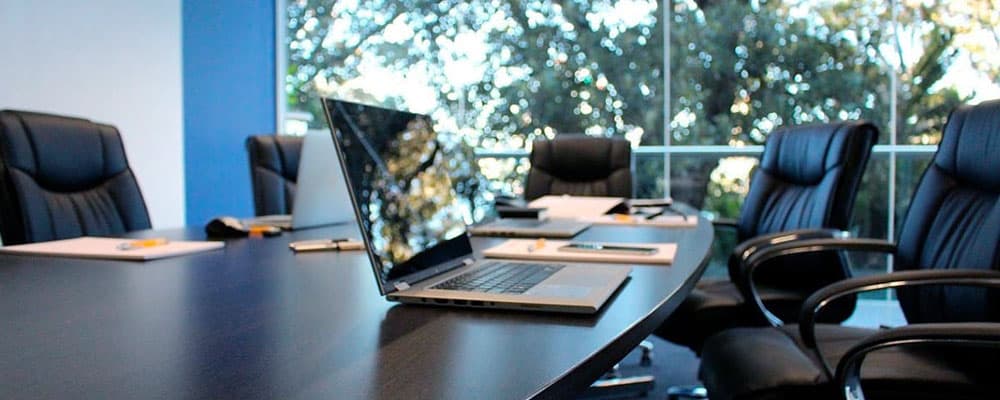 Mesa de advogados com notebook