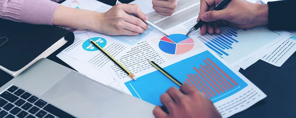 Várias pessoas apontando para um gráfico falando sobre marketing pessoal e profissional.