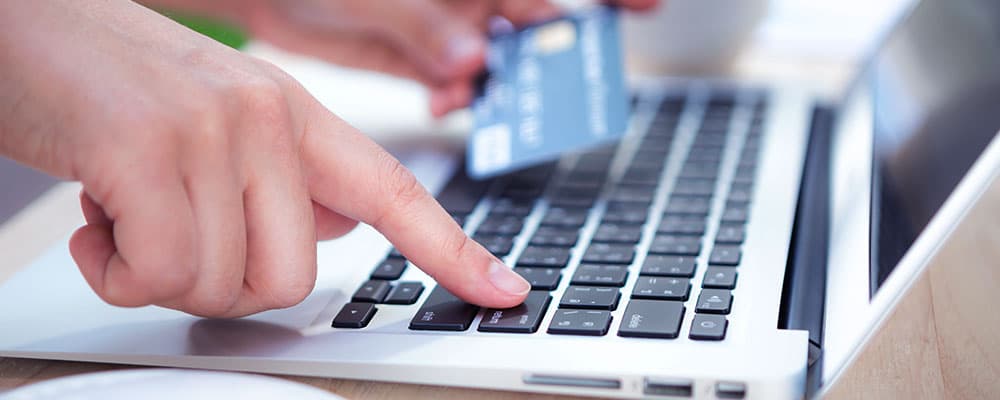 Pessoas apertando um botão do notebook após sucesso do Retargeting