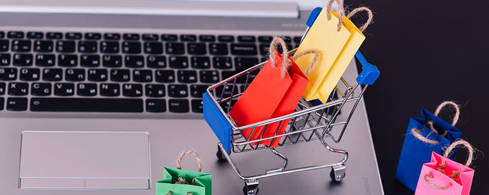 Foto de um mini em cima de um notebook.