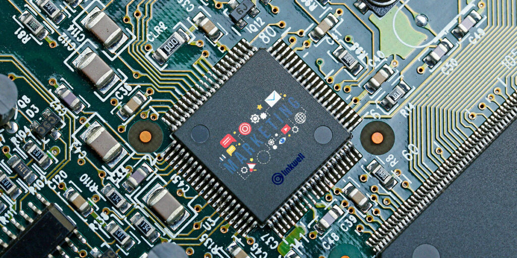 Fotos mostrando um chip de computador escrito marketing