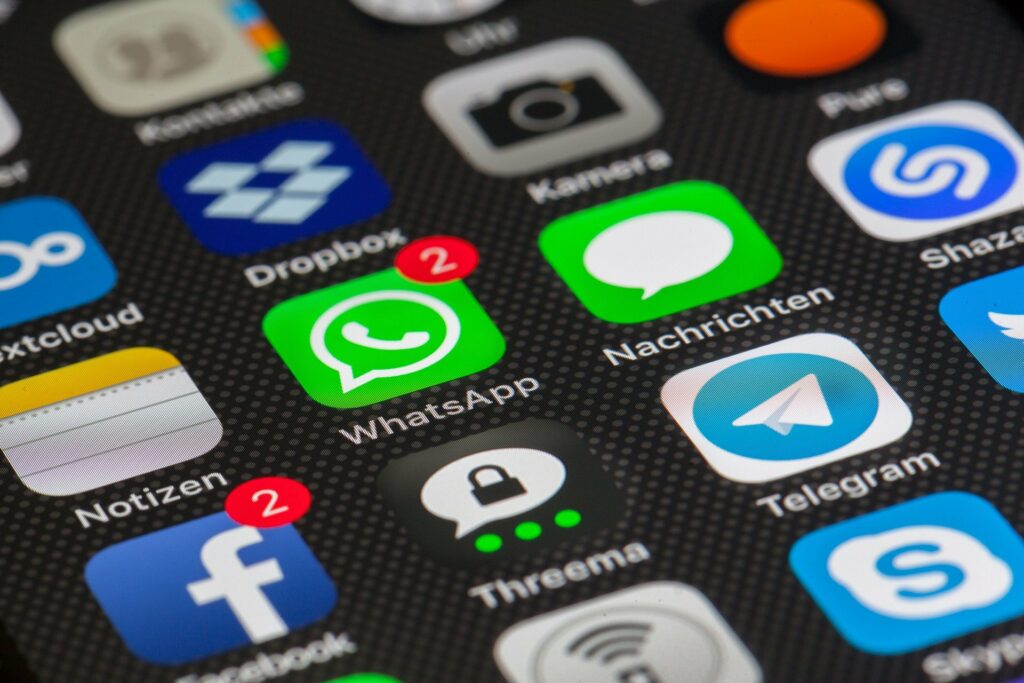 Smarphone com vários aplicativos, incluindo Telegram, WhatApp, Facebook