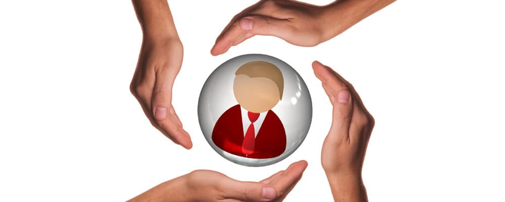 Foto de várias pessoas com a mão envolda de uma bola representando a inteligencia artificial
