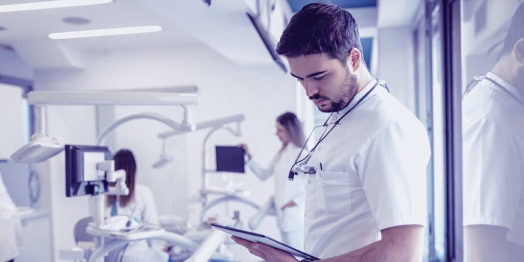 Dentista olhando seu tablet.