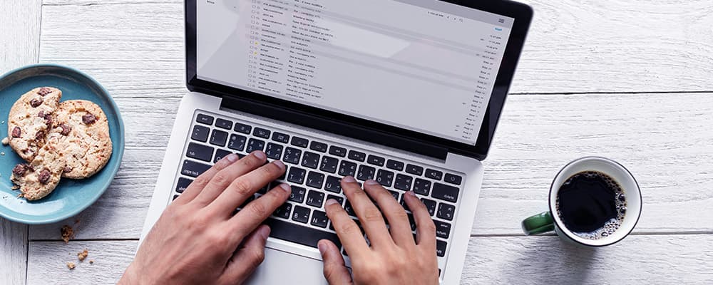 Pessoa olhando seu e-mail através de um notebook.
