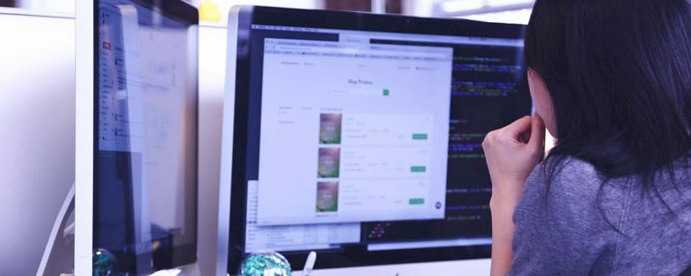 Uma empresária trabalhando no planejamento em frente ao computador, planejando seu podcasts.
