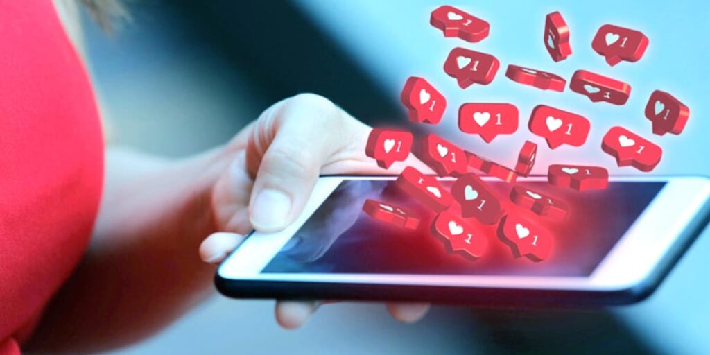 Mulher segurando um smartphone vedo os resultados do Marketing no Instagram.